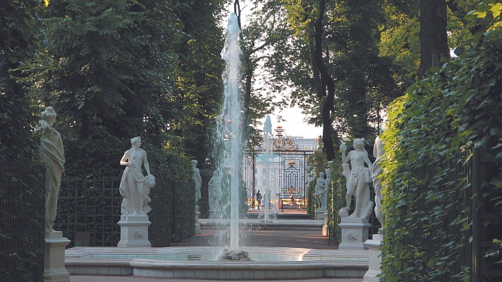 В Петербурге закрыли Летний и Михайловский сады из-за непогоды