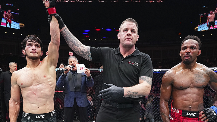 Великая победа россиянина в UFC! Дожал британца в Лондоне и потребовал пояс