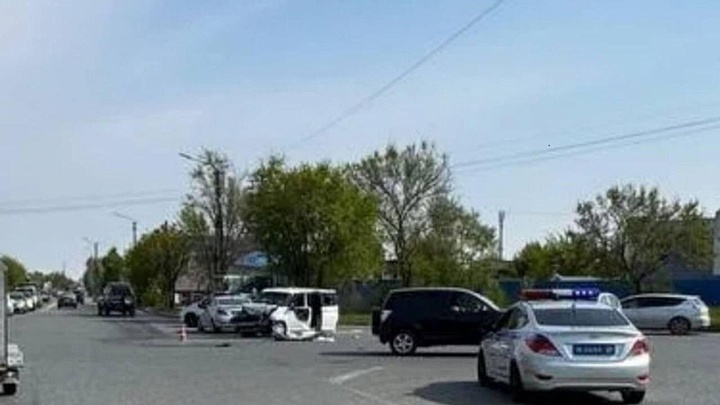 В Приморье в результате столкновения двух иномарок пострадали трое человек
