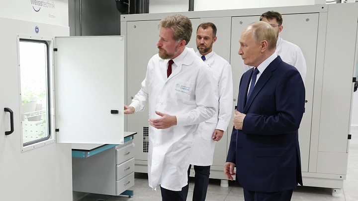 Путину в "Сириусе" рассказали о "молодильной клубнике"