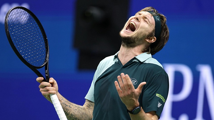 Матч Бублика был прерван из-за упавшего болельщика