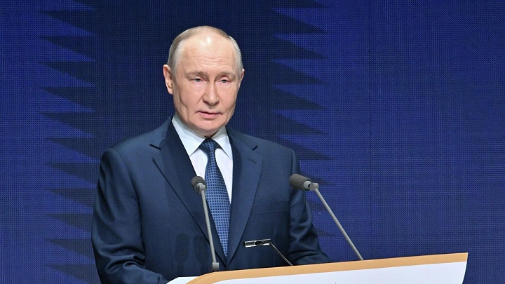 Путин осматривает образцы новой авиационной техники в Жуковском
